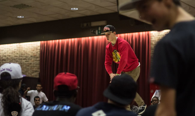 Person krumping